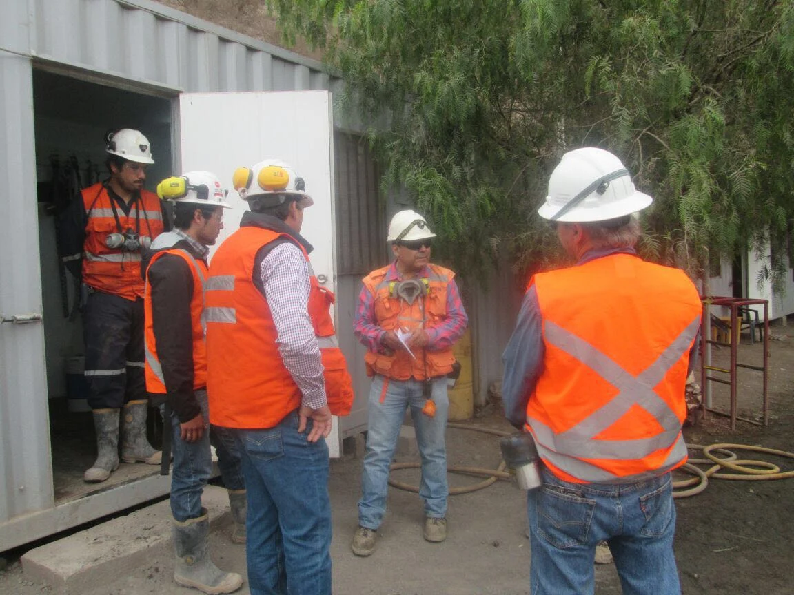 Personal con elementos de protección en terreno