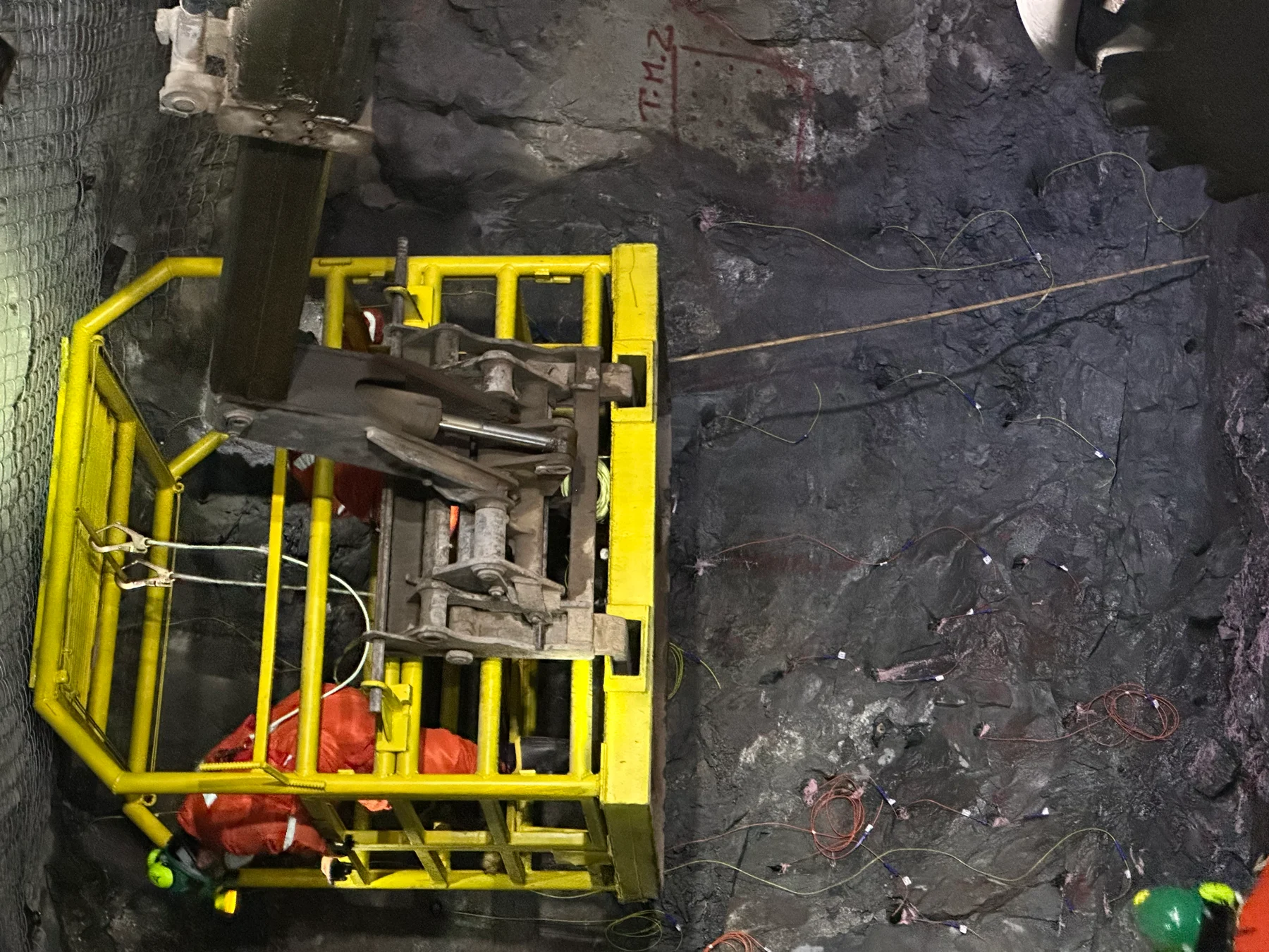 Maquinaria y personal en trabajos de fortificación