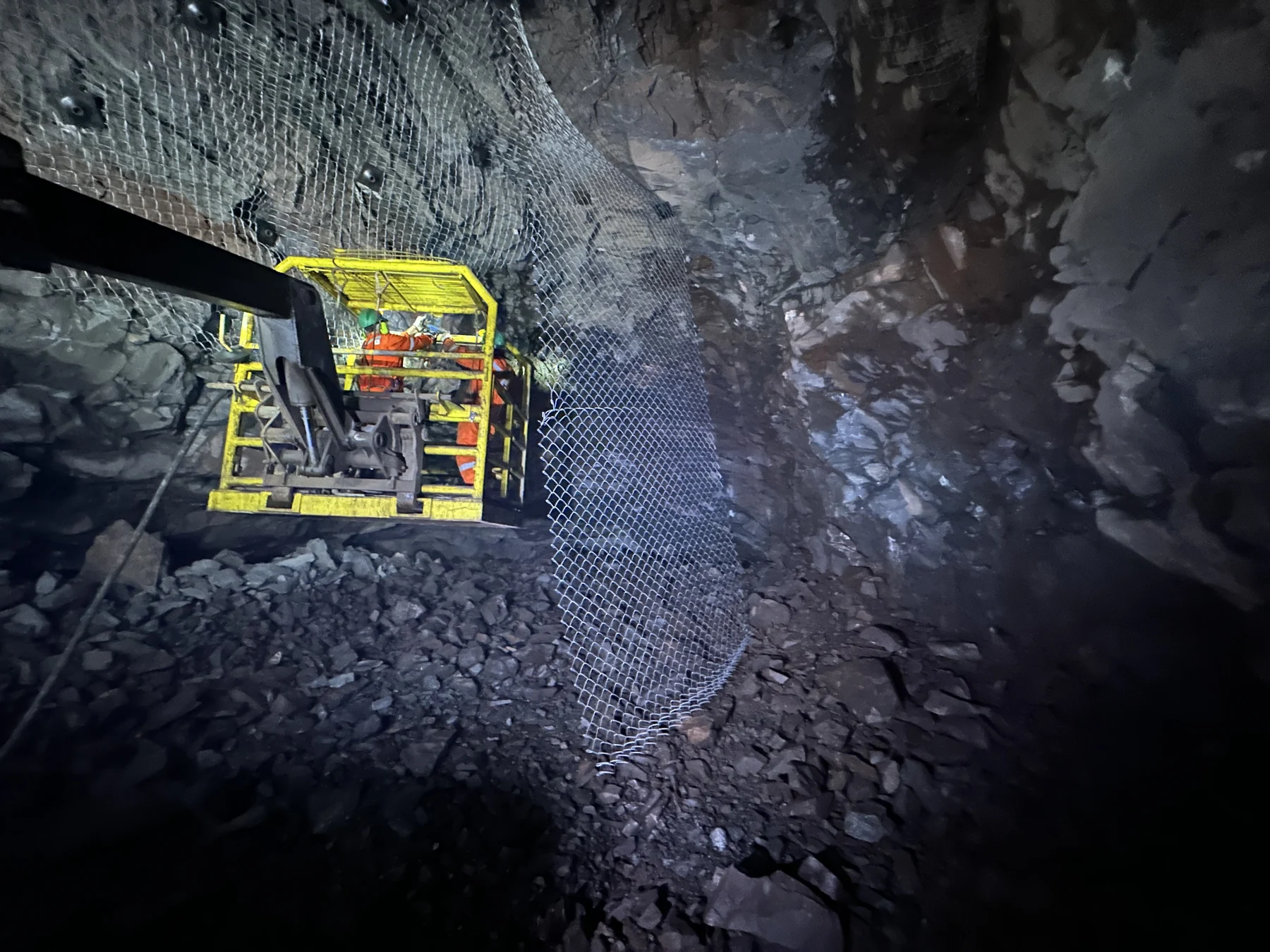 Equipo de trabajo MININGMAQ en operación minera subterránea