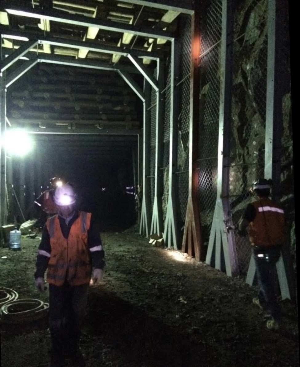 Trabajos en un túnel minero